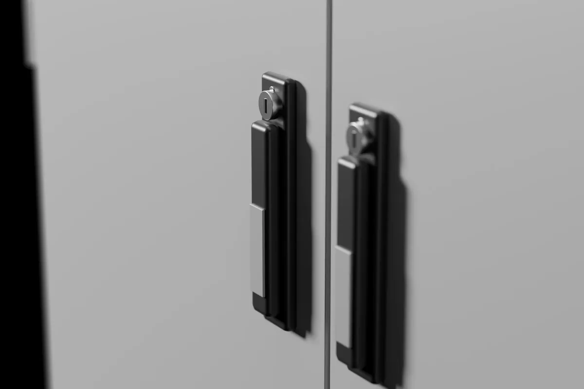 Detail kliky a zámku dveří rozvaděče